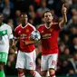 Gelandang MU, Juan Mata (kanan) melakukan selebrasi usai mencetak gol kegawang Wolfsburg pada laga Liga Champions di Stadion Old Trafford, Inggris, Kamis (1/10/2015). MU menang atas Wolfsburg dengan skor 2-1. (Reuters/Lee Smith)