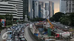 Sejumlah kendaraan terjebak macet di kawasan Sudirman, Jakarta, Senin (11/1). Pada 2016, Pemprov DKI Jakarta akan fokus pada pengadaan bus, penertiban parkir liar, serta pengandangan bus tak layak demi mengurai kemacetan. (Liputan6.com/Faizal Fanani)