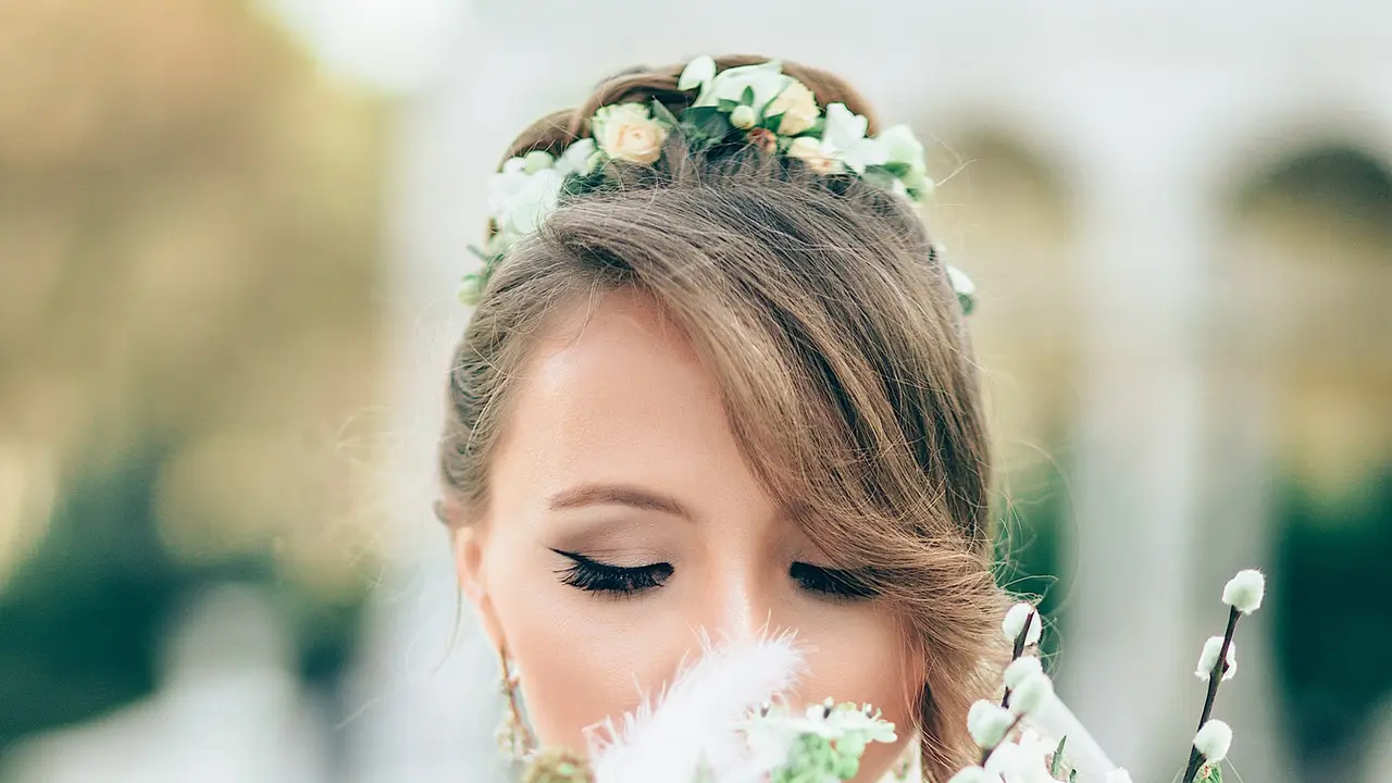 Bikin Gaya Rambut ala Pengantin Tak Perlu ke Salon