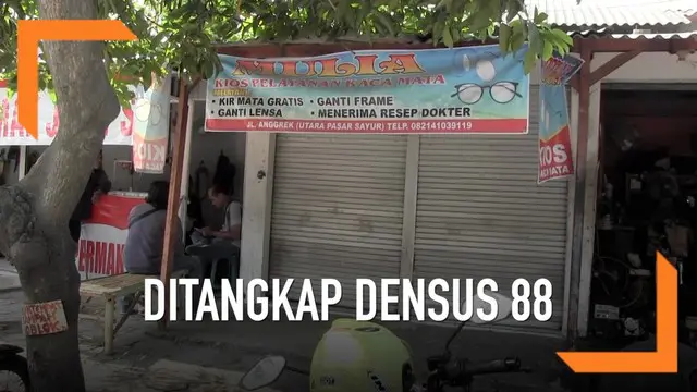 Seorang pedagang kaca mata ditangkap Densus 88 di Madiun, Jawa Timur, karena diduga sebagai teroris. Terduga ditangkap saat akan membuka tokonya.