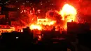 Bola api meledak di atas kantor stasiun televisi Al Aqsa milik Hamas selama serangan udara Israel di Jalur Gaza, Senin (12/11). Serentetan tembakan roket Israel di Gaza menewaskan tiga orang Palestina dan menghancurkan gedung TV Hamas. (Mahmud Hams/AFP)