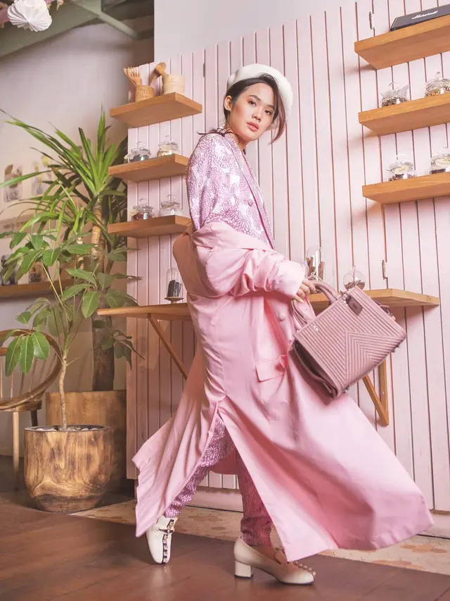 [Bintang] Tampil Modern Ala Parisian Girl, Sheryl Sheinafia dengan Busana Bernuansa Pastel