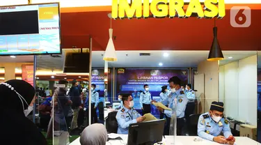 Warga antre membuat paspor di PGC, Jakarta, Jumat (1/4/2022). Gerai pelayanan paspor imigrasi yang ada di Mal dan Pusat Grosir Cililitan untuk meningkatkan pelayanan publik agar tidak mengantre berjam-jam untuk membuat paspor baru dan memperpanjang masa aktif paspor. (merdeka.com/Imam Buhori)