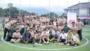 Mantan pelatih Timnas Indonesia, Shin Tae-yong berfoto bersama dengan sejumlah kru dan pemeran film Ghost Soccer: Bola Mati yang berlangsung di Cisalak, Subang, Jawa Barat pada Minggu (19/01/2025). (Bola.com/Rivo Falah Naufal)