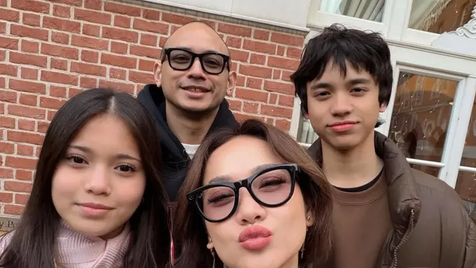 Gaya Bunga Citra Lestari Antar Noah Sekolah di Oxford, Stylish dalam Winter Outfit