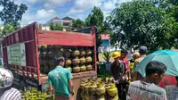 Meskipun Pertamina bersama pemerintah sudah melakukan operasi pasar, harga gas tabung 3 kilogram masih melambung di Bengkulu (Liputan6.com/Yuliardi Hardjo)