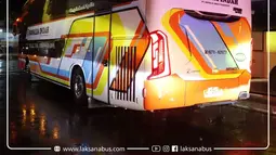 Tampilan desain pada bagian belakang bus memberikan kesan bongsor pada bus ini. Bus ini menggunakan Stoplamp full LED dengan Sequential Turn Signal yang jika dilihat sekilas memiliki bentuk yang serupa dengan stoplamp Hyundai Palisade. Pada pilar belakang dilengkapi lampu yang juga terdapat animasi yang bisa juga dilihat dari sisi samping. Tak hanya itu, lampu LED yang memanjang kesamping juga memberikan kesan elegan pada bus.(Source: instagram.com/@laksanabus)