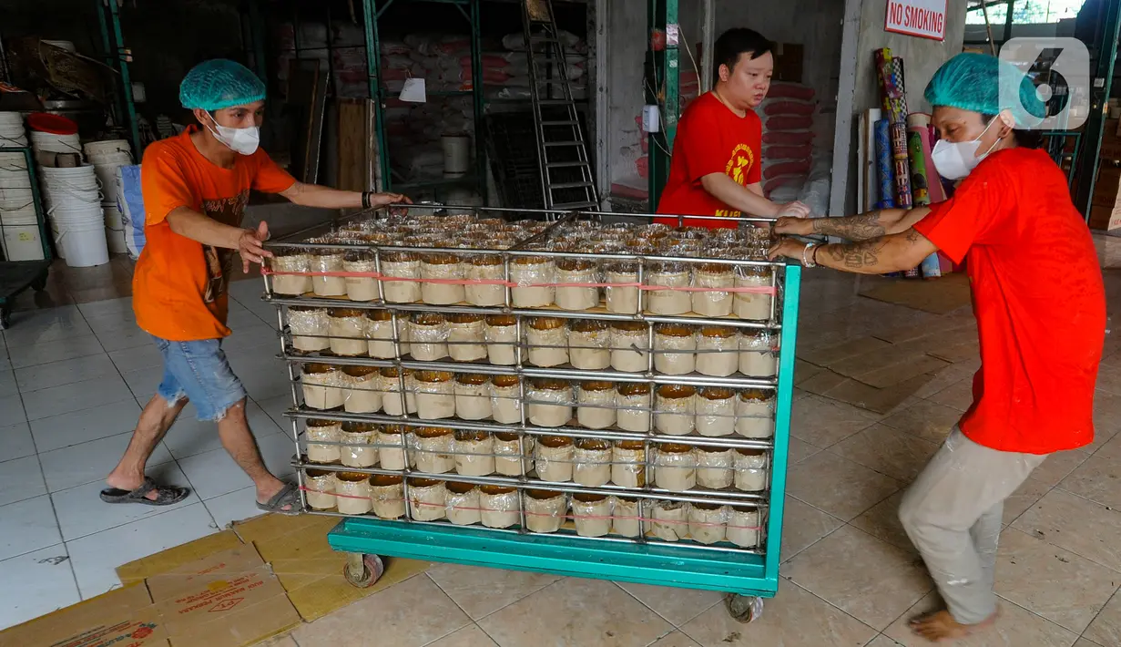 Menurut kepercayaan masyarakat Tionghoa, pada awalnya Kue Keranjang ditujukan sebagai hidangan untuk menyenangkan Dewa Tungku agar membawa laporan yang menyenangkan kepada Raja Surga. (merdeka.com/Arie Basuki)