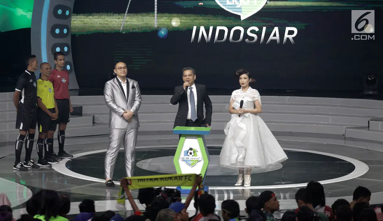 Dirut LIB Berlinton Siahaan memberi sambutan saat launching Kompetisi Gojek Traveloka Liga 1 2018 di Studio 5 Indosiar, Jakarta, Senin (19/3). Sebanyak 18 tim terbaik Tanah Air bersaing dalam kompetisi ini. (Liputan6.com/Faizal Fanani)