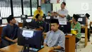 Guru menjelaskan kepada santri saat kegiatan belajar dalam kelas di Pesantren Teknologi Informasi dan Komunikasi (PeTIK) di Rangkapan Jaya, Pancoran Mas Depok, Jawa Barat, Senin (31/10/2022). Setiap tahunnya  50  santri dari seluruh Indonesia belajar secara gratis mengenai komputer, program dan jaringannya di  Pesantren Teknologi untuk dhuafa ini yang sumber pendanaannya berasal dari potongan gaji karyawan PLN dan dikelola Yayasan Baitul Maal (YBM) PLN. (merdeka.com/Arie Basuki)