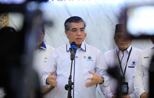 Menaker Yassierli saat memaparkan integrasi kanal Lapor Menaker dalam Rapat Kerja Itjen Kemnaker, Jakarta (11/11/2025). ©Kemnaker.