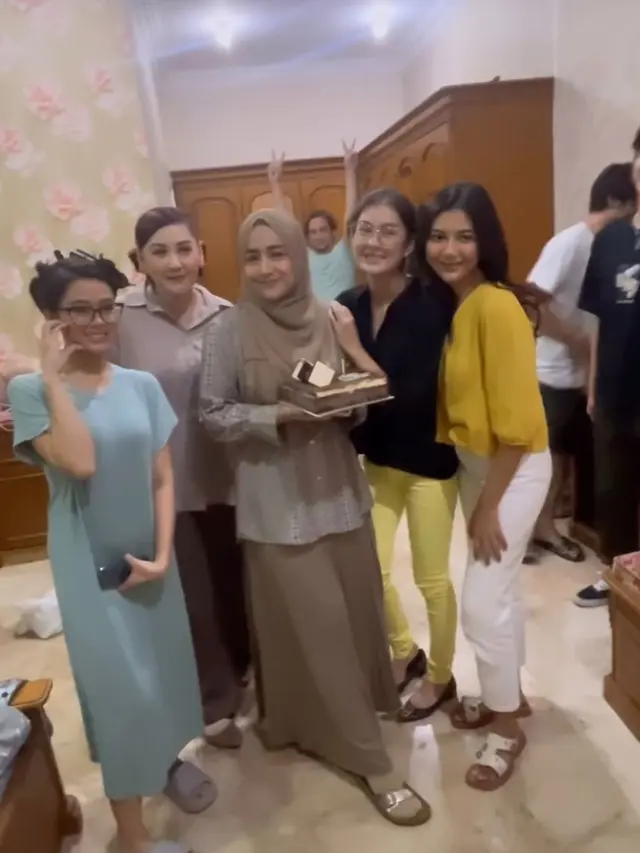 Potret Cindy Fatikasari dan Pemain Sinetron Lainnya (Instagram/@cindyfatikasari18)