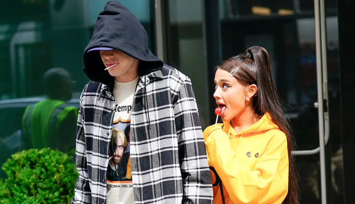 Pete Davidson sendiri melamar Ariana Grande pada bulan Juni lalu dengan cincin pertunangan seharga Rp1,3 M. (GothamGC Images - US Magazine)