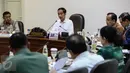 Presiden Jokowi memimpin rapat kabinet terbatas di Kantor Kepresidenan, Jakarta, Jumat (12/8). Rapat tersebut membahas soal pencegahan dan penanganan kebakaran hutan dan lahan. (Liputan6.com/Faizal Fanani)