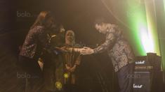 Menpora, Imam Nahrawi, bersalaman dengan legenda bulutangkis, Retno Koestijah, saat Anugerah Leganda Olahraga di Hotel Bidakara, Jakarta, Rabu (13/12/2017). Sebanyak 286 atlet masing-masing mendapatkan 40 juta rupiah. (Bola.com/Vitalis Yogi Trisna)