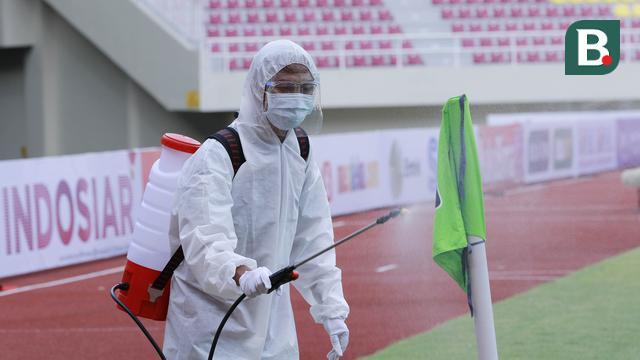 FOTO: Prokes Ketat di Piala Menpora, Petugas Semprotkan Cairan Disinfektan di Lapangan