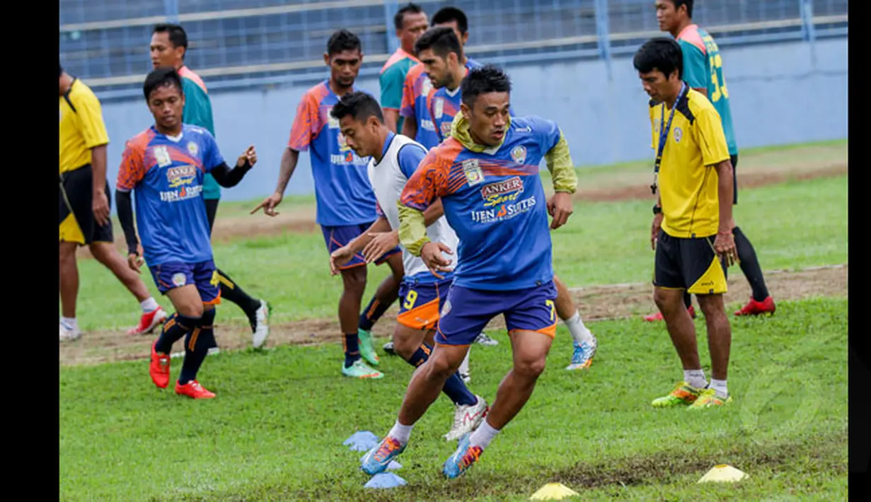 Sejumlah pemain Arema Cronus menggelar latihan di Stadion Gajayana, Malang, Sabtu (17/1/2015). (Liputan6.com/Faizal Fanani)