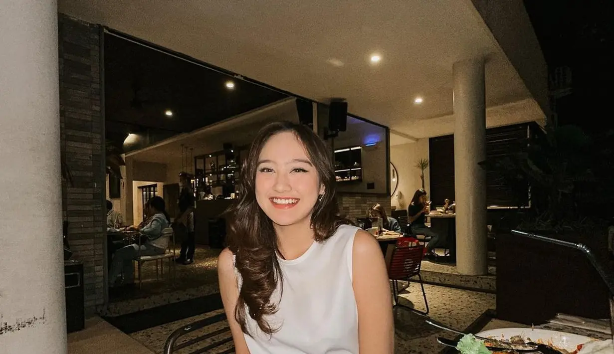 Padu padan sleeveless top dan rok kain warna biru cerah simple dan nyaman untuk hangout.  [@salshabillaadr]