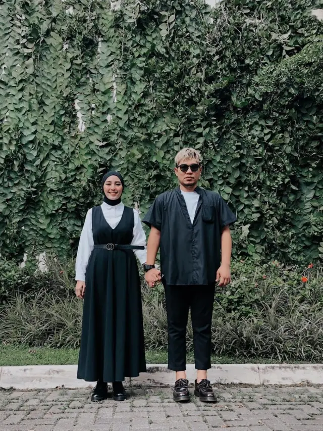 Jarang Tersorot, Ini 6 Potret Romantis Rizal Armada dan Istri