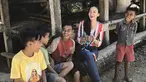 Karina Nadila saat dalam kegiatan sosial di Kampung Adat Praijing, Sumba Barat (sumber: Liputan6.com/IG/@karinadila8921)