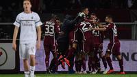 Pemain Torino merayakan gol ke gawang AC Milan dalam laga lanjutan Serie A 2018-2019 di Grande Torino Stadium, Turin, Senin dini hari WIB (29/4/2019). (AFP/Marco Bertorello)