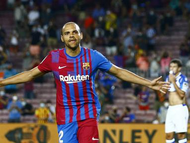 Penyerang Barcelona, Martin Braithwaite berselebrasi usai mencetak gol ke gawang Real Sociedad pada pertandingan La Liga Spanyol di stadion Camp Nou di Barcelona, Spanyol, Senin (16/8/2021). Braithwaite mencetak dua gol dan mengantar Barcelona menang atas Sociedad 4-2.  (AP Photo/Joan Monfort)