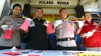 Polisi menunjukkan barang bukti celurit dan handphone di Mapolsek Benda, Tangerang, Banten, Senin (19/11). Polisi menangkap otak pelaku kejahatan spesialis handphone dan tiga tersangka lainnya. (Liputan6.com/Fery Pradolo)