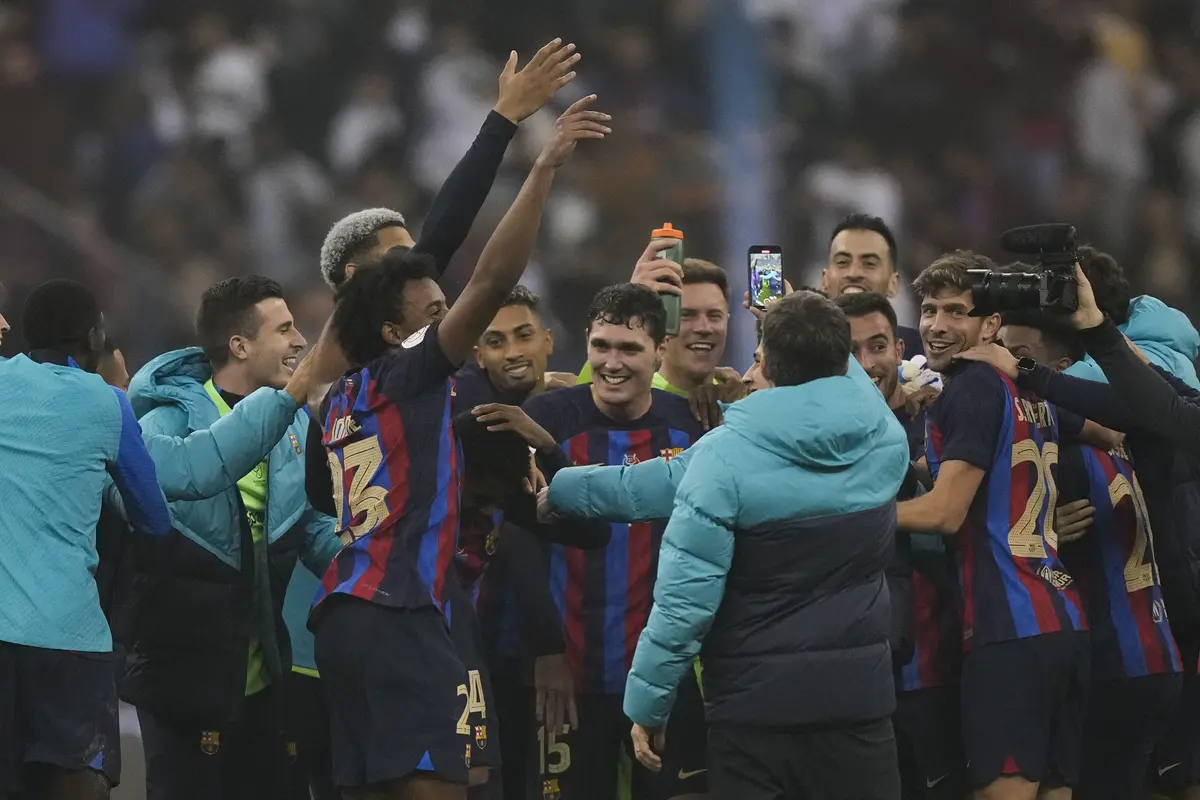 Foto: Girangnya Pemain Barcelona Setelah Raih Trofi Supercopa de Espana