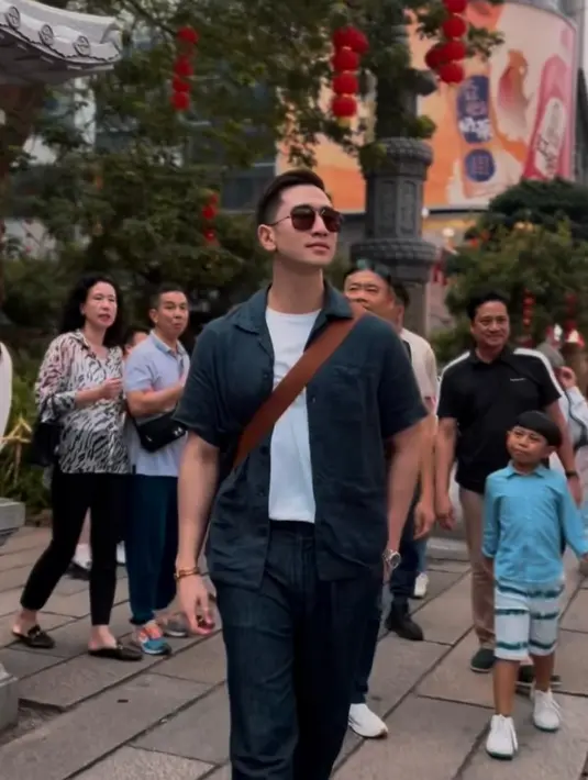 Tetap stylish dengan outfit minimalis, Verrel tampak memesona mengenakan kemeja pendek, kaus, dan celana panjang. [@bramastavrl]