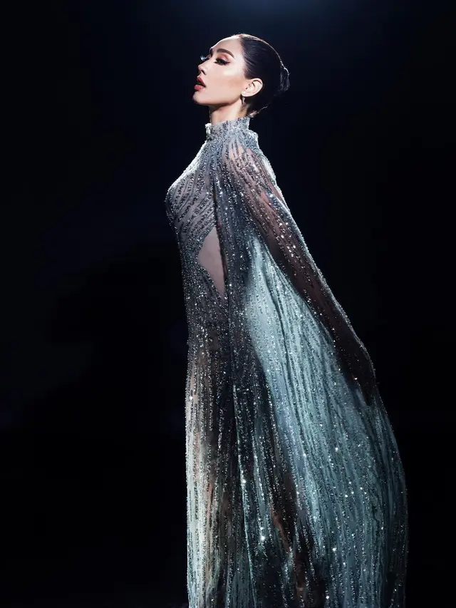 Pesona Dewi Air dari Laksmi DeNeefe dalam Gaun Malam Waterfall di Ajang Miss Universe 2022