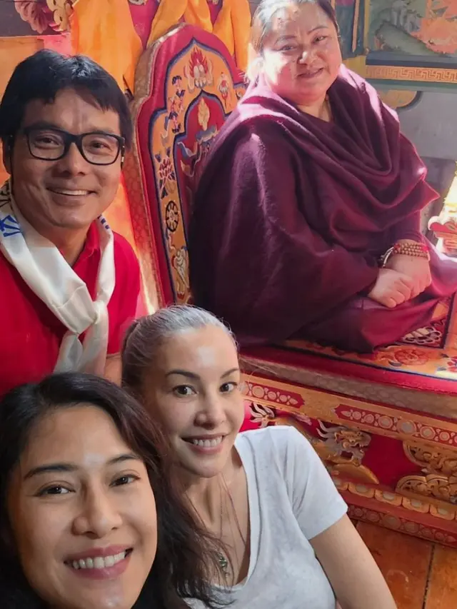 Dian Sastrowardoyo yang sedang liburan ke Bhutan (Instagram/@therealdisastr)
