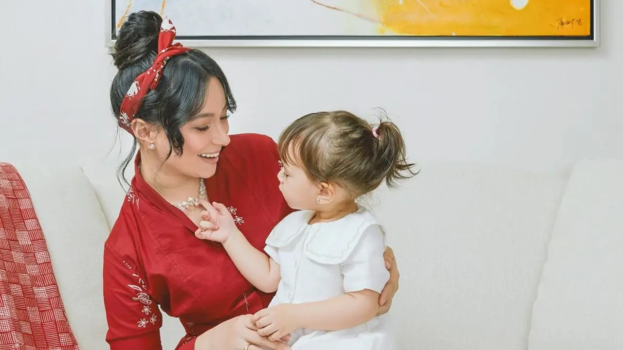 Pemotretan Asmirandah dan Baby Chloe Pakai Busana Merah Putih, Sambut Kemerdekaan