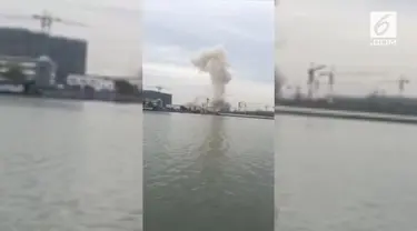 Sebuah rekaman menunjukkan ledakan pabrik di China.