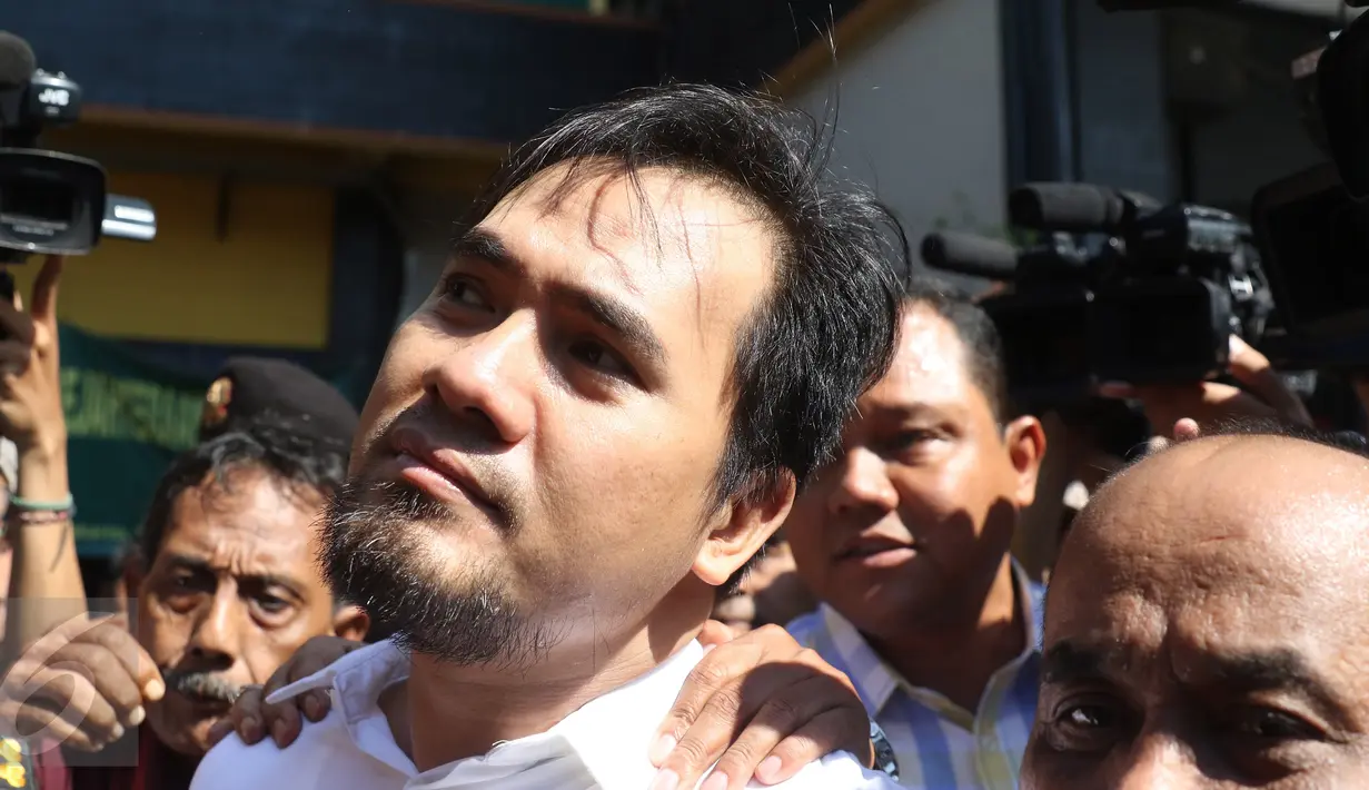 Ekspresi pedangdut Saipul Jamil alias Ipul saat meninggalkan Kejaksaan Negeri Jakarta Utara, Senin (4/4). Tersangka kasus pencabulan terhadap remaja itu dipindahkan ke Rumah Tahanan (Rutan) Cipinang. (Liputan6.com/Herman Zakharia)
