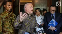 Dubes Australia untuk Indonesia, Gary Quinlan memberi keterangan usai pertemuan dengan Menko Polhukam Mahfud MD di Kemenko Polhukam, Jakarta, Selasa (29/10/2019). Pertemuan berlangsung tertutup serta membahas isu-isu terkini di bidang Politik, Hukum, dan Keamanan. (Liputan6.com/Faizal Fanani)