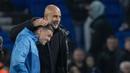 Pemain Manchester City, Phil Foden, merayakan kemenangan bersama Pep Guardiola setelah menaklukkan Brighton & Hove Albion  dalam duel tunda pekan ke-29 Liga Inggris 2024, Jumat (26/4/2024). (AP Photo/Kin Cheung)