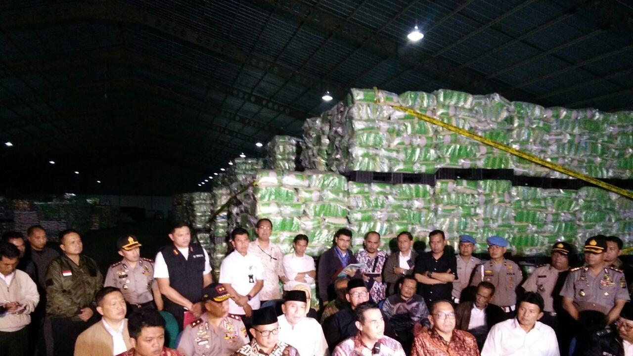 Satgas Ketahanan Pangan Mabes Polri gerebek gudang pemalsuan beras di Bekasi. 