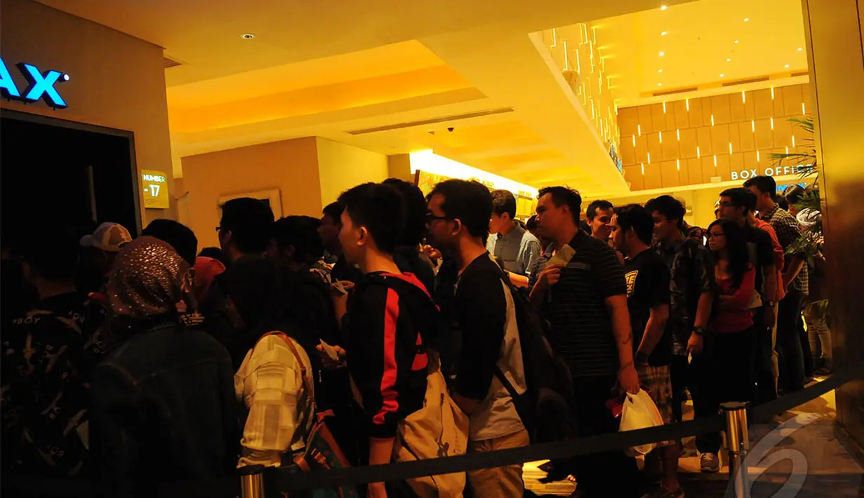  Antrian penggemar Godzilla saat memasuki pintu teater di XXI Gandaria City pada Selasa (14/5/2014) (Liputan6.com/Faisal R Syam).