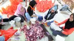 Panitia memotong daging kurban sebelum dibagikan ke warga sekitar Masjid  Al-Kahfi, Griya Pamulang 2, Tangerang Selatan, Banten, Rabu (22/8). Semarak Idul Adha 1439 H membuat warga gotong royong mendistribusikan daging kurban. (Merdeka.com/Dwi Narwoko)