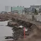 Kondisi tanggul laut National Capital Integrated Coastal Development (NCICD) dan permukaan tanah yang  jebol di Pelabuhan Muara Baru, Jakarta, Rabu (4/12/2019). Tanggul laut yang belum diketahui penyebab jebol itu menimbulkan kekhawatiran warga setempat. (merdeka.com/Iqbal S Nugroho)