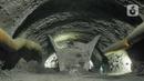 Aktivitas pekerja menyelesaikan proyek Tunnel 2 Kereta Cepat Jakarta-Bandung di Desa Bunder, Jatiluhur, Kabupaten Purwakarta, Jawa Barat, Kamis (27/1/2022). Hingga saat ini, sudah 10 dari 13 tunnel berhasil tembus. (Liputan6.com/Herman Zakharia)