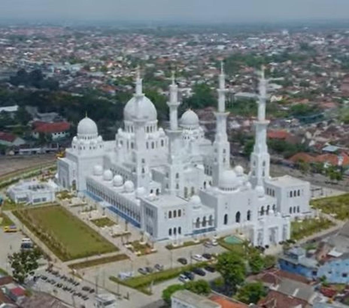 Sejak dibuka untuk umum awal Maret lalu, ratusan ribu warga atau wisatawan telah berkunjung ke masjid hadiah dari Pangeran Uni Emirat Arab (UEA),&nbsp;Syeikh&nbsp;Mohamed Bin Zayed Al Nahyan&nbsp;untuk Presiden Joko Widodo&nbsp;itu.