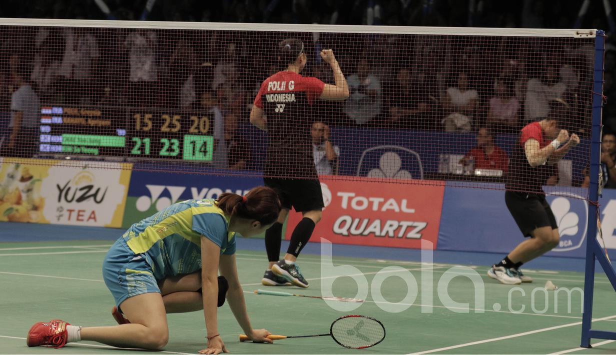 Pasangan Indonesia, Greysia Polii/Apriani Rahayu, berhadapan dengan pasangan Korea, Chae Yoo Jung/Kim So Yeung di Indonesia Open 2017 di JCC, Rabu (14/6/2017). Indonesia menang 12-21, 25-23, dan 21-14. (Bola.com/M Iqbal Ichsan)