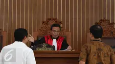Tim kuasa hukum Syafruddin Arsyad Tumenggung mencabut gugatan praperadilan dengan alasan akan melakukan perbaikan pada permohonan gugatannya di PN Jaksel, Jakarta, Senin (15/5). (Liputan6.com/Immanuel Antonius)