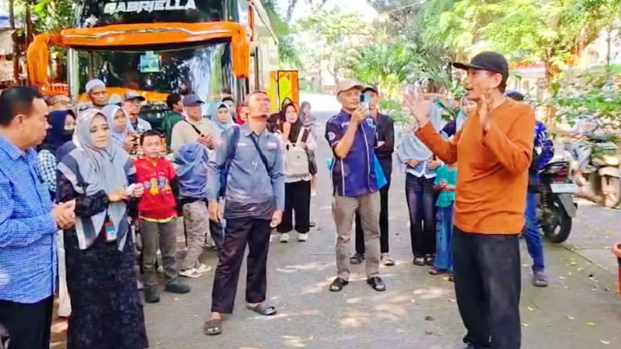 Paguyuban Demak Bintoro Nusantara (PDBN) bersama PGSI (Persatuan Guru Seluruh Indonesia) Demak, serta AMPD (Angkatan Muda Paguyuban Demak) Jabodetabek mengadakan Mudik Ceria bagi masyarakat Demak yang berada di Jabodetabek (Istimewa)
