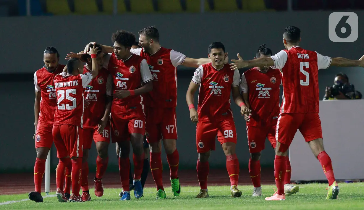 Pemain Persija Jakarta merayakan gol yang dicetak oleh Osvaldo Haay ke gawang Persib Bandung pada laga final Piala Menpora 2021 di Stadion Maguwoharjo, Sleman, Minggu (25/4/2021). Persija menekuk Maung Bandung 2-1. (Bola.com/M Iqbal Ichsan)