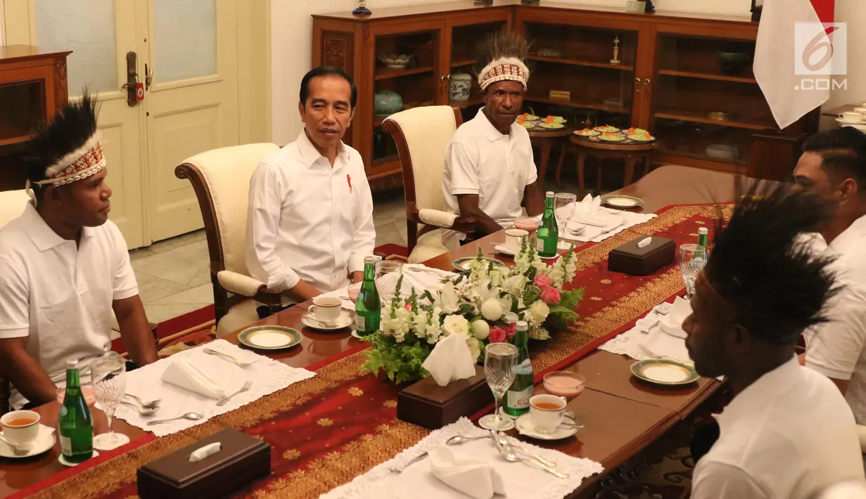 Presiden Joko Widodo (Jokowi) berbincang dengan pemenang lomba festival Gapura Cinta Negeri saat makan siang bersama di Istana Merdeka, Selasa (3/9/2019). Pemenang lomba yang diundang makan siang bersama Jokowi, yakni warga yang berasal dari Yapen dan Nduga, Papua. (Liputan6.com/Angga Yuniar)