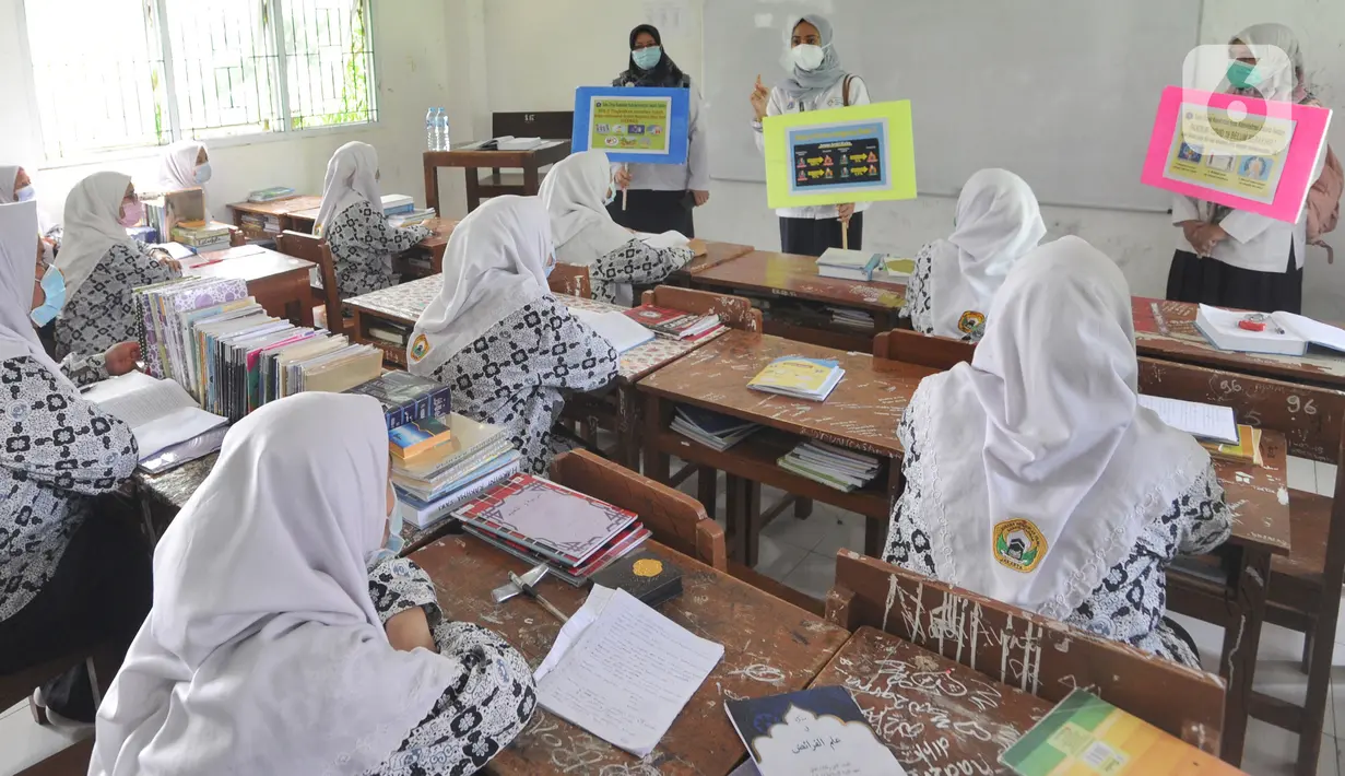 Petugas Sudinkes Jakarta Selatan melakukan kegiatan sosialisasi 3M (memakai masker, mencuci tangan dengan sabun, dan menjaga jarak) kepada para santri di Ponpes Daarul Rahman, Jagakarsa, Rabu (18/11/2020). Sosialisasi 3M tersebut disertai pembagian 3500 masker kain 3 lapis. (merdeka.com/Arie Basuki)