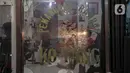 Tempat pangkas rambut di Gang Gloria, Pancoran, Glodok, Jakarta, Rabu (2/2/2021). Gang yang dipenuhi penjual kuliner khas pecinan yang sudah ada sejak tahun 1920-an ini semakin sepi pembeli karena adanya pandemi Covid-19. (Liputan6.com/Faizal Fanani)