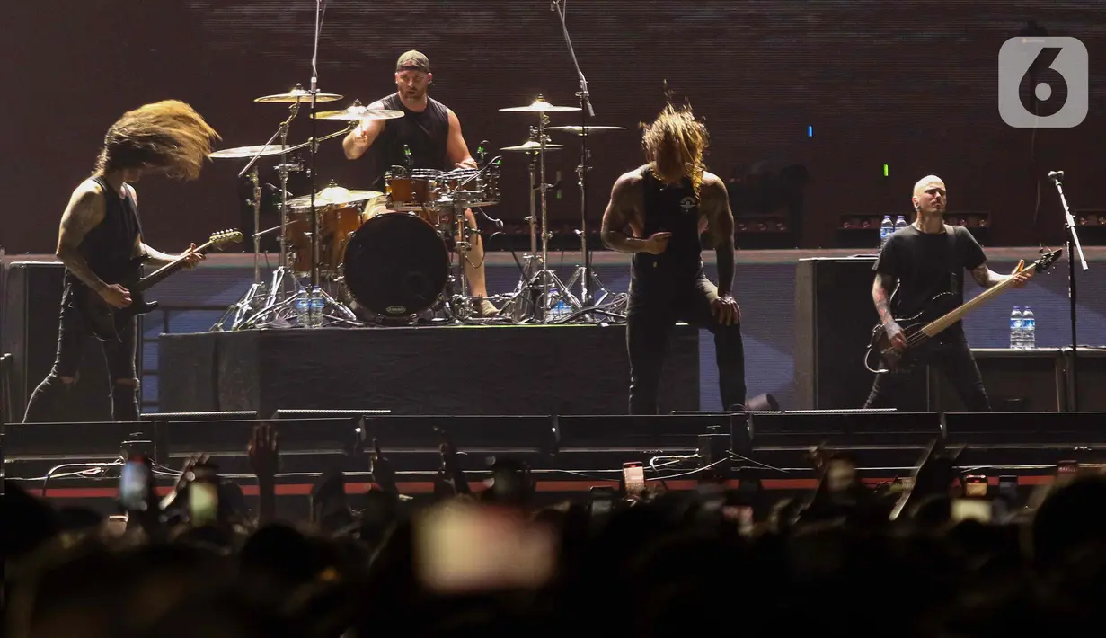 Penampilan grup band asal  Amerika As I Lay Dying saat tampil dalam Festival musik hammersonic 2024 di Pantai Carnaval Ancol, Jakarta, Minggu (5/5/2024). (Liputan6.com/Herman Zakharia)